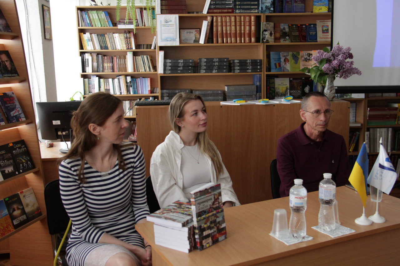 Учасники презентації-обговорення книги Примарна ясність. Міфи і стереотипи навколо війни і Донбасу.jpg Uchasnyky_prezentatsii_obhovorennia_knyhy_Prymarna_iasnist_Mify_i_stereotypy_navkolo_viiny_i_Donbasu
